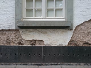 Das Injektionsverfahren soll verhindern, dass vorhandene Feuchtigkeit im Sockelbereich des Mauerwerks weiter aufsteigt. Hier am Geburtshaus von Peter Joseph Lenné in Bonn.