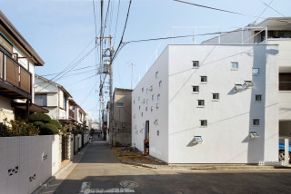 Das kleine Haus liegt an einer Straßenecke im dicht besiedelten Wohnviertel Itabashi-ku