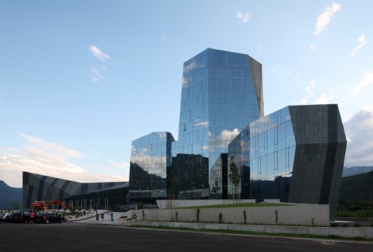 Hinter der großflächig verglasten Fassade im Norden sind der Haupteingang und die Büro-/Verwaltungsräume angeordnet