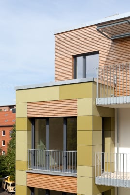 Die Westfassade wird durch drei grüne Erker vertikal gegliedert