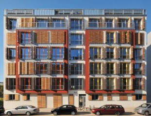 Die Südfassade ist mit großen Fenstern ausgestattet. Als Schutz gegen Überhitzung dienen die davor montierten Faltschiebeläden