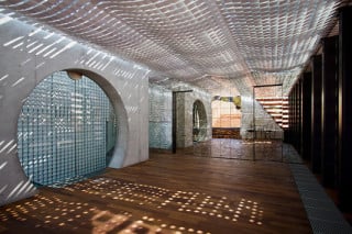 Im Gebäude eröffnet sich den Besuchern ein Kaleidoskop vielfältiger Reflexionen und Materialien