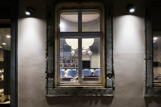 Die Innenräume des Hotels stehen in einem starken Kontrast zur vollständig erhaltenen, historischen Fassade