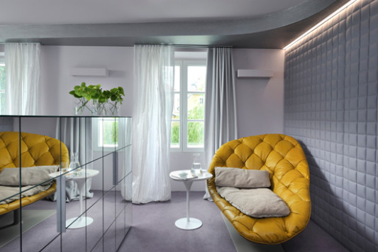 Speziell angefertigte Möbel wie zum Beispiel eine verspiegelte Box mit Minibar sollen den Hotelzimmern eine wohnliche Atmosphäre verleihen