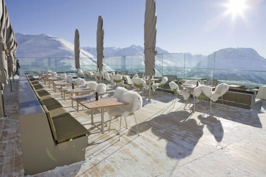 Die Terrasse des Hotels liegt in einer der sonnenreichsten Lagen der Schweiz