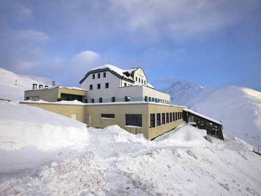 Der Gebäudekomplex liegt 2.456 m über dem Meeresspiegel