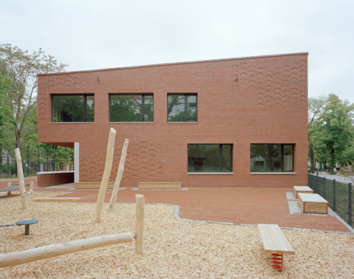 Ostfassade und und Spielfläche im Außenraum