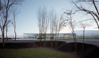 Die Dependance des Louvre liegt in einem  zwanzig Hektar großen Gelände, das in einen Museumspark umgestaltet wurde