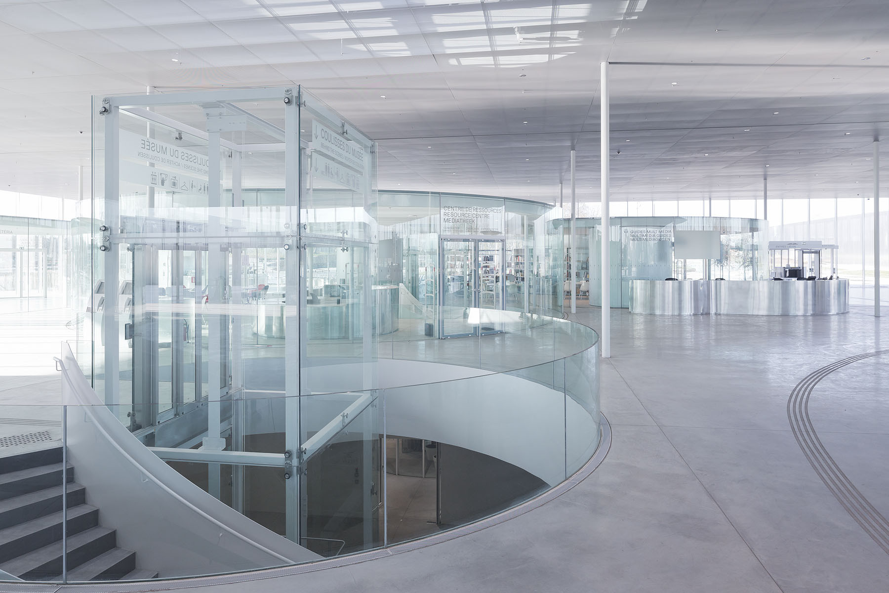 Die gläsernen Pavillons in der Empfangshalle bestehen aus zylindrisch gebogenen Scheiben im Format von etwa 2,00 x 3,00 m