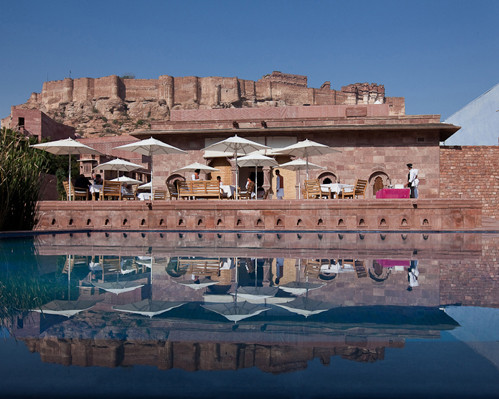 Das Hotel liegt am Fuße der Festungsanlage Meherangarh im indischen Jodhpur