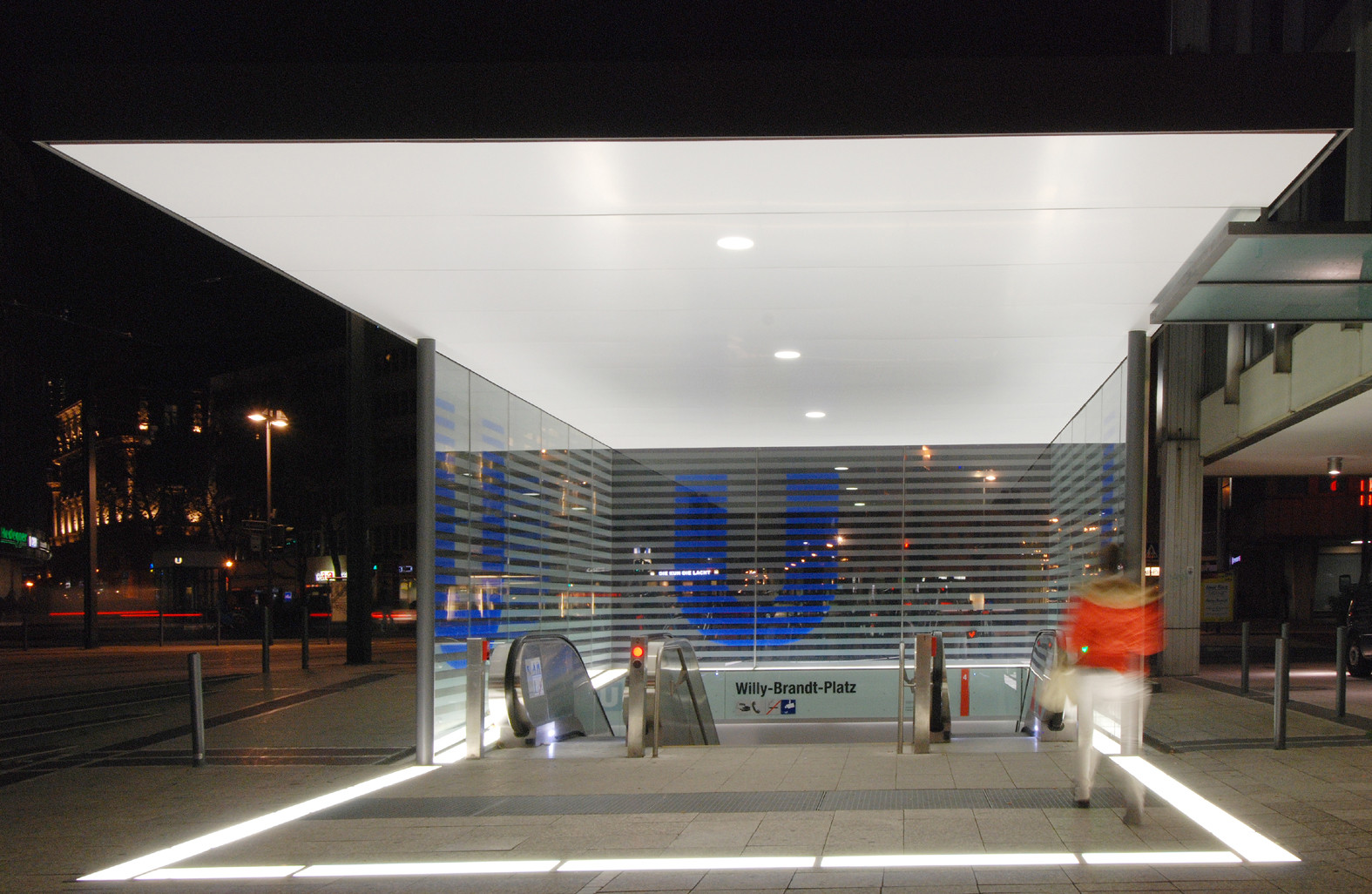 Zwei Rolltreppen und eine Treppe führen in den U-Bahnhof