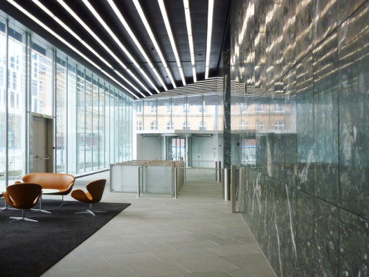 Foyer mit Marmorwand und hellem Natursteinboden