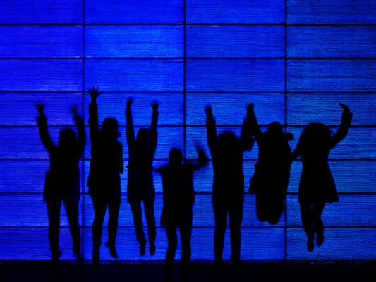 Bei Dunkelheit scheint die mediale Fassade von innen heraus zu leuchten