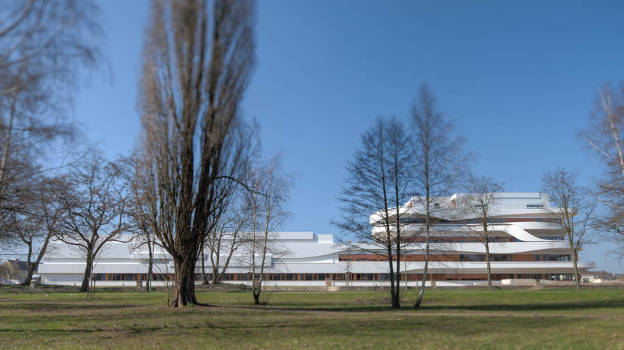 Südostansicht: Links die Halle, rechts der überhöhte Kopfbau mit Verwaltung