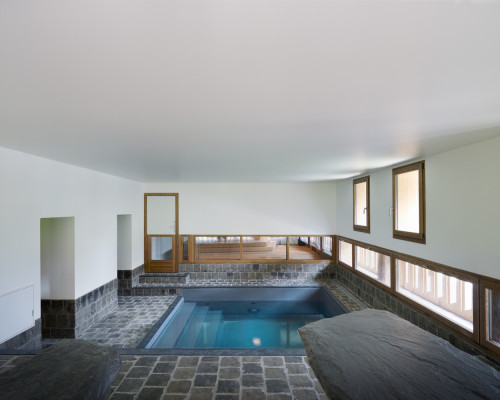 Im Erdgeschoss befindet sich der Pool mit Ausblick in die Berge