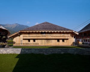 Das ehemalige Bauernhaus wurde zu einer modernen Ferienunterkunft mit mehreren Wohneinheiten umgebaut
