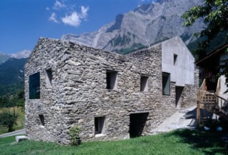Das Haus aus dem Jahr 1814 wurde bereits mehrmals erweitert und nun mit Beton ergänzt