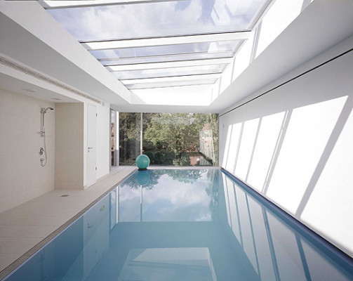 Das Schwimmbad mit Ausblick in den Garten erhält viel Licht von oben