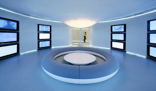 Ron Arad schuf eine Lobby mit rundem Sofa und LCD-Bildschirmen