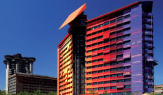 Die grell farbige Fassade von Jean Nouvel