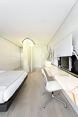 Eine Duschsäule im Badezimmer nach dem Entwurf von Norman Foster 