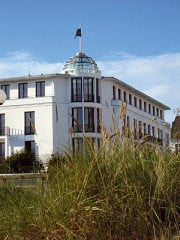 Der Turm mit Glaskuppel als Gelenk des Gebäudes