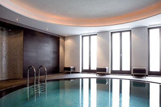 Becken im Wellnessbereich
