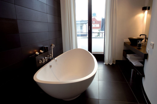 Das Badezimmer mit frei stehender Wanne