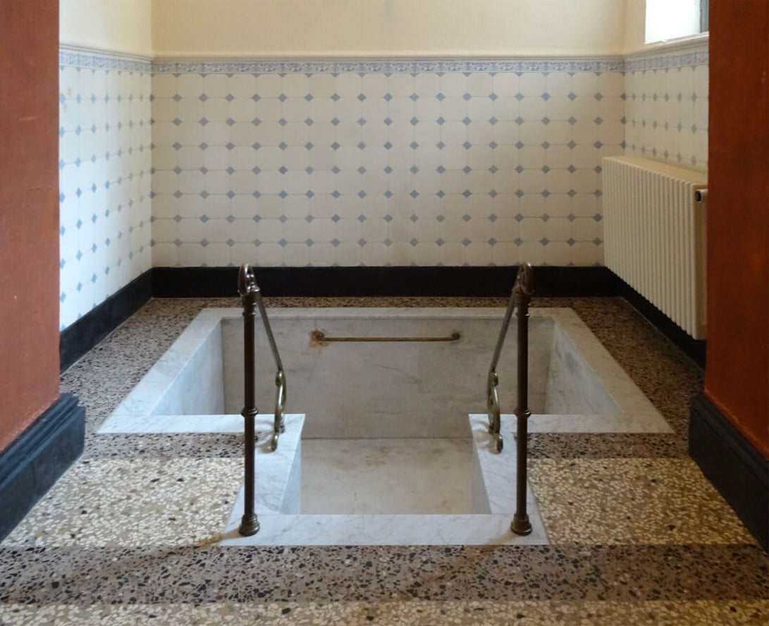Sowohl die Griechen als auch die Römer maßen der Badekultur einen sehr hohen Stellenwert bei, allerdings stand dort das öffentliche Badewesen im Vordergrund.