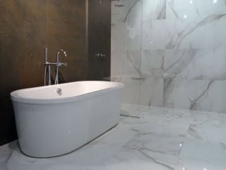 Eine farbige Wand, ein besonderes Material wie Naturstein oder Glas ebenso wie ein Möbelstück kann durch Lichtakzente inszeniert werden. 