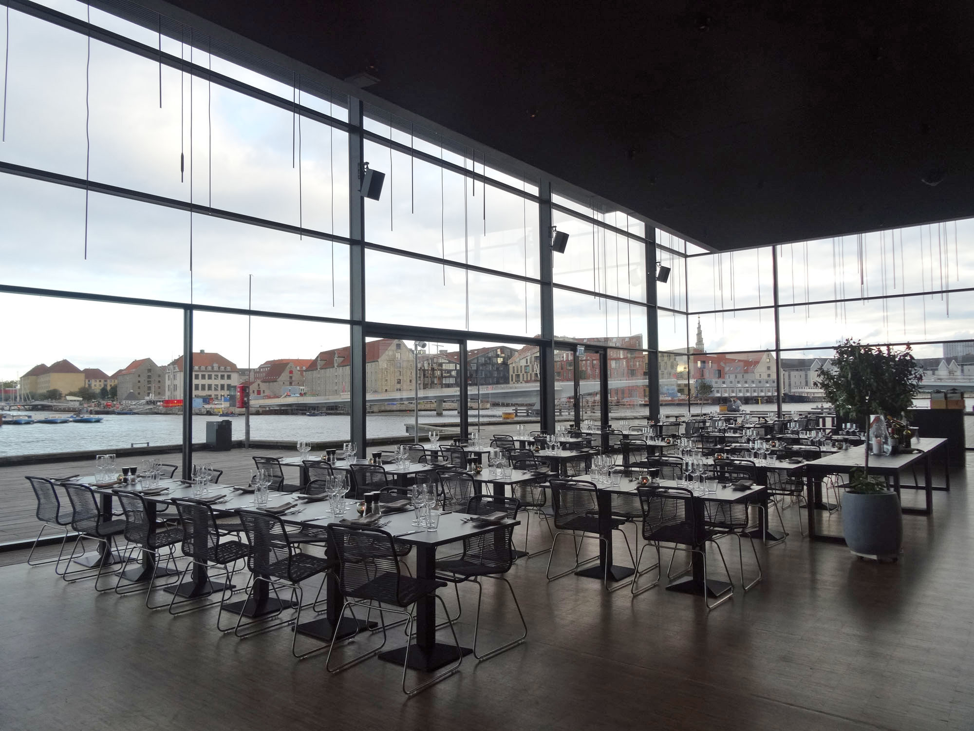 Bei 200 Personen und mehr gilt die Versammlungsstättenverordnung (VStättVO).