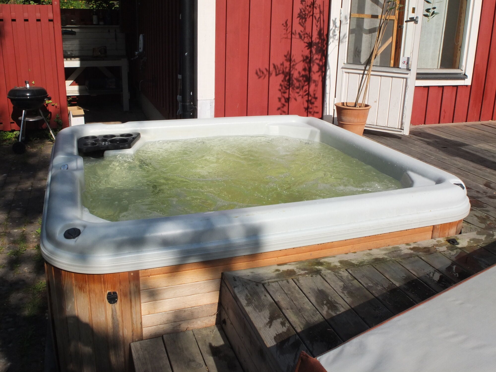 In die Terrasse integriert: Whirlpool im Außenbereich