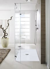 Duschwanne aus Stahlemaille flächenbündig in den Boden integriert