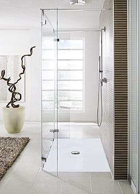 Duschwanne aus Stahlemaille flächenbündig in den Boden integriert