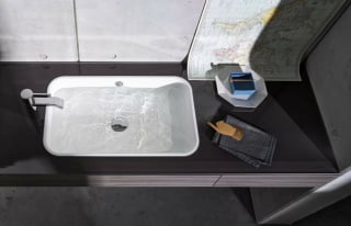 Handwaschbecken mit Überlauf und Ablauf