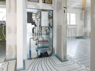 Neue Warmwasser-Fußbodenheizung in einem sanierten Altbau aus den 1960er-Jahren