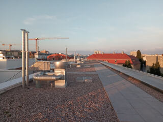 Blitzschutzanlage und Anschlageinrichtungen auf einem mit Bitumenbahnen abgedichteten Flachdach.