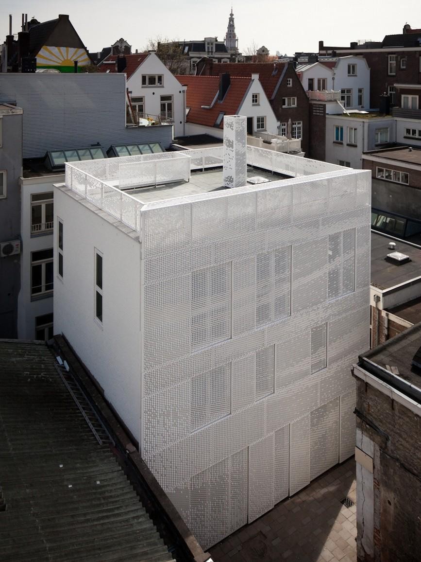 Das Haus wurde mitten in einem engen Innenhof errichtet, die Proportionen sind denen der Nachbargebäude angepasst