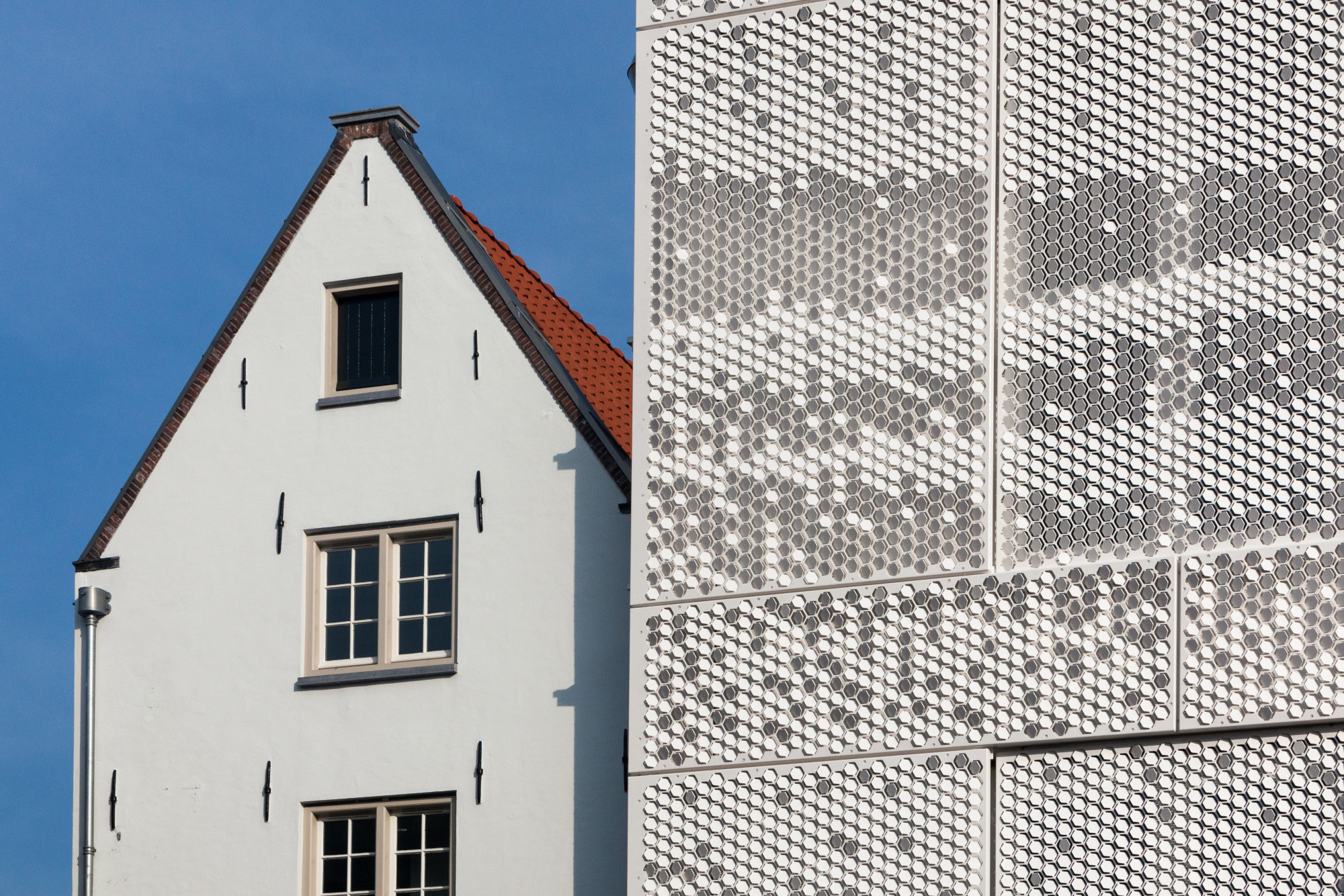 Die Gestaltung der Westfassade hebt sich deutlich von den umgebenden Bauten ab
