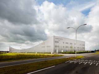 Der Monolith in Grau beherbergt eine soziale Arbeitsstätte