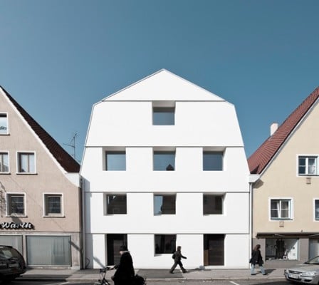 Modern gestaltetes Dreifensterhaus mit geschossweisem Versatz der Giebelwand (Ostansicht)