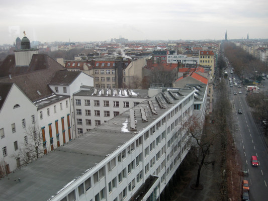 Im Laufe der Jahre kann es zu Undichtigkeiten in der Dachhaut kommen. Flüssigabdichtungen, Bitumenbahnen oder Gussasphalt können zur Sanierung eingesetzt werden