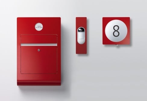 Zu der Serie gehören ein Briefkasten, eine Türstation und eine LED-Leuchte im schlichten Design