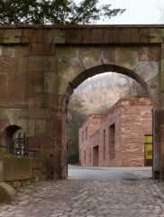 Blick durch das Eingangstor auf das Besucherzentrum 