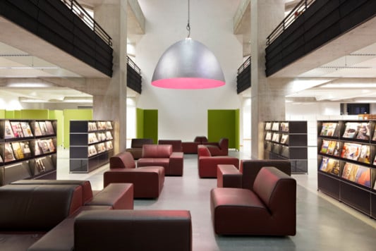 Leselounge im Zentrum der Halle