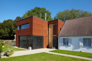 Der Neubau schließt quer an ein Bestandsgebäude an