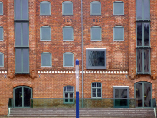 Fassade mit z. T. vergrößerten Fenstern
