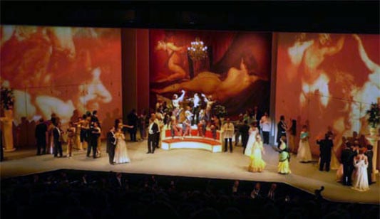 Die schwer entflammbaren Stoffe eignen sich zum Beispiel für Bühnenbilder