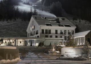 Das Hotel ist als Gebäudeensemble konzipiert, ein ursprünglich bestehendes Gutshaus musste durch einen Neubau ersetzt werden