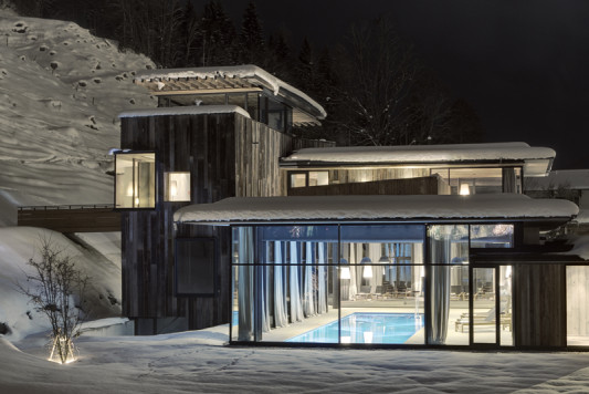 Teilansicht von Süden: Flaches Poolhaus und Turmhaus mit Wellness auf drei Etagen